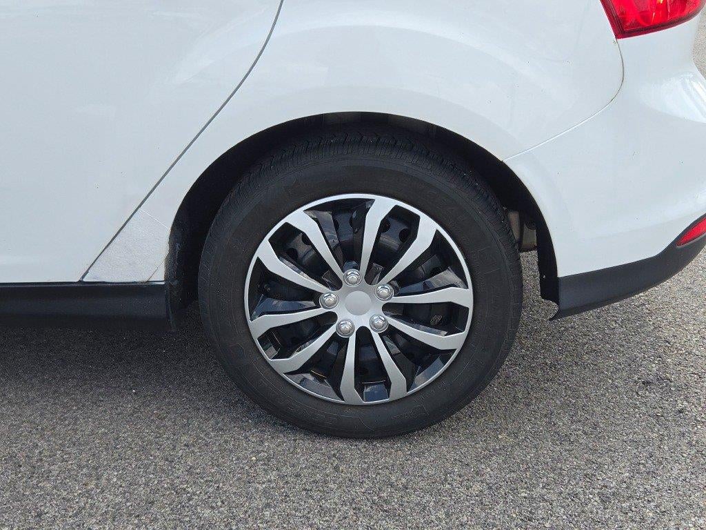 2012 Ford Focus SE 12