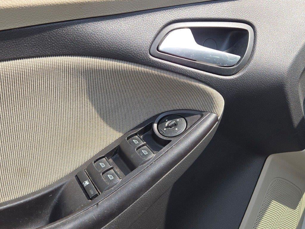 2012 Ford Focus SE 16