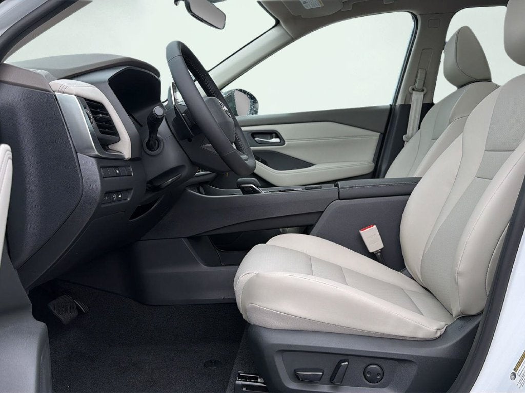 2026 Nissan Rogue Dark Armor 10