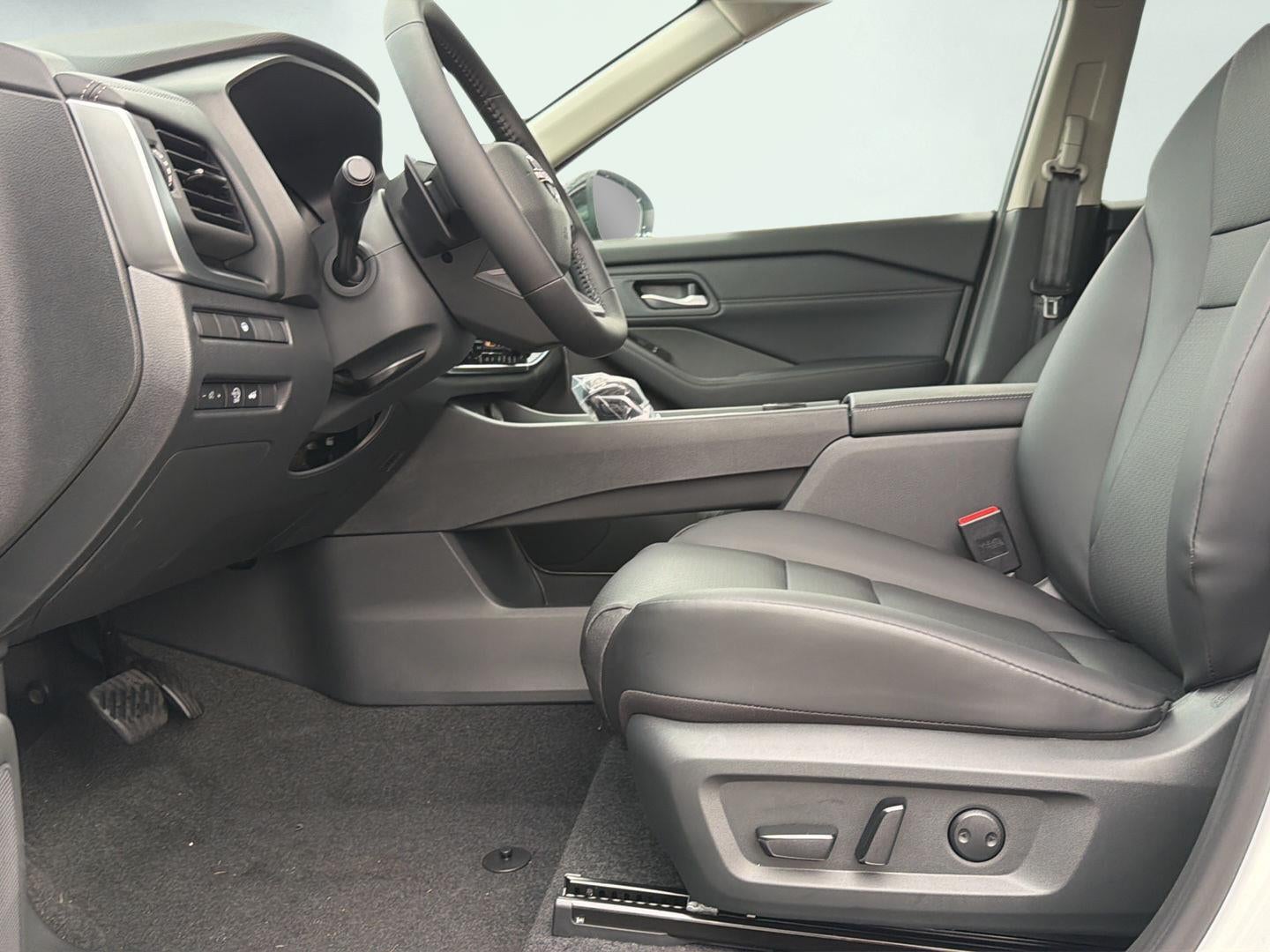 2026 Nissan Rogue Dark Armor 10